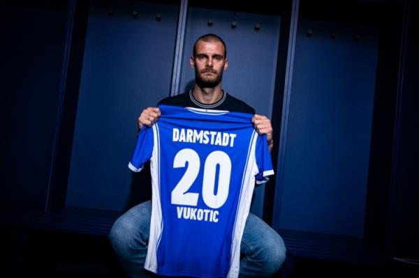 官方：达姆施塔特签下28岁中卫武科蒂奇